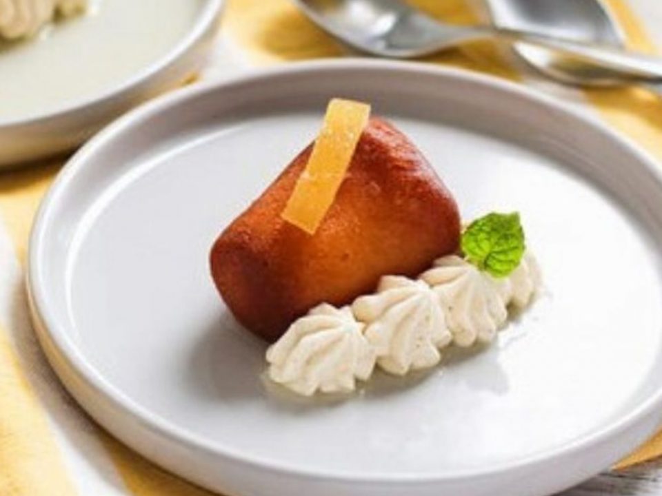 Dessert italien baba au limoncello joliment présenté, en vente dans l'épicerie italienne Les Bonnes Pâtes