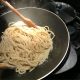 Recette du traditionnel Cacio e Pepe romain avec les spaghettoni de chez Fabbri ou de chez Benedetto Cavalieri, 2 producteurs que l'on trouve dans le magasin de pâtes italiennes Les Bonnes Pâtes