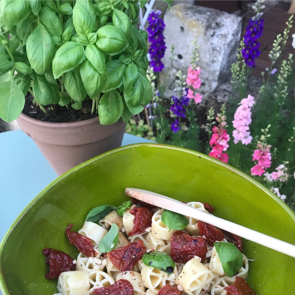 Recette d'été suggérée par l'épicerie fine Les Bonnes Pâtes: une jolie salade avec les pâtes des Pouilles Benedetto Cavalieri