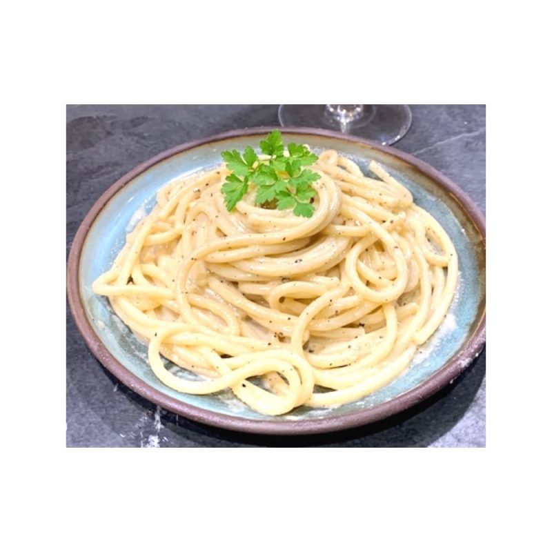 Spaghettoni Fabbri à la sauce romaine typique cacio e pepe soit fromage et poivre.