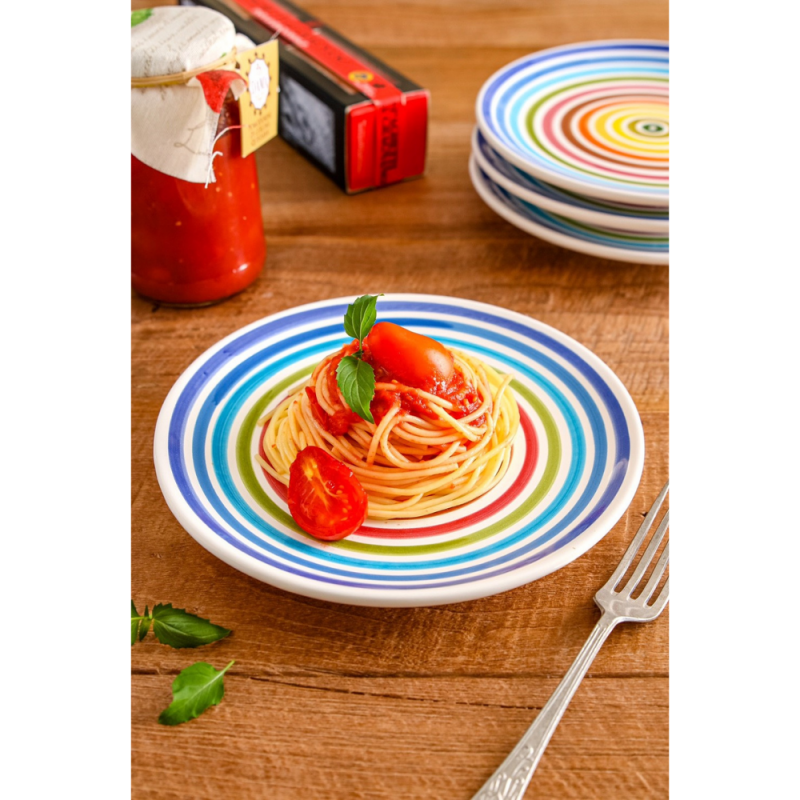 Servez vos spaghetti al pomodoro dans ces assiettes colorées telles un arc-en-ciel.