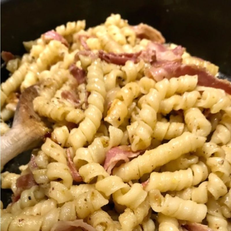Cannolicchi ou busiate, ce sont les mêmes pâtes en forme de spirale pour accompagner le pesto sicilien à la pistache de l'épicerie.