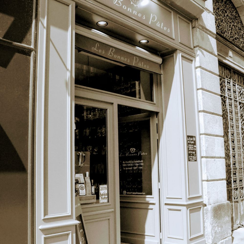 Cette devanture est celle de la boutique rennaise Les Bonnes Pâtes visitée par Monsieur Gilles Pudlowski.