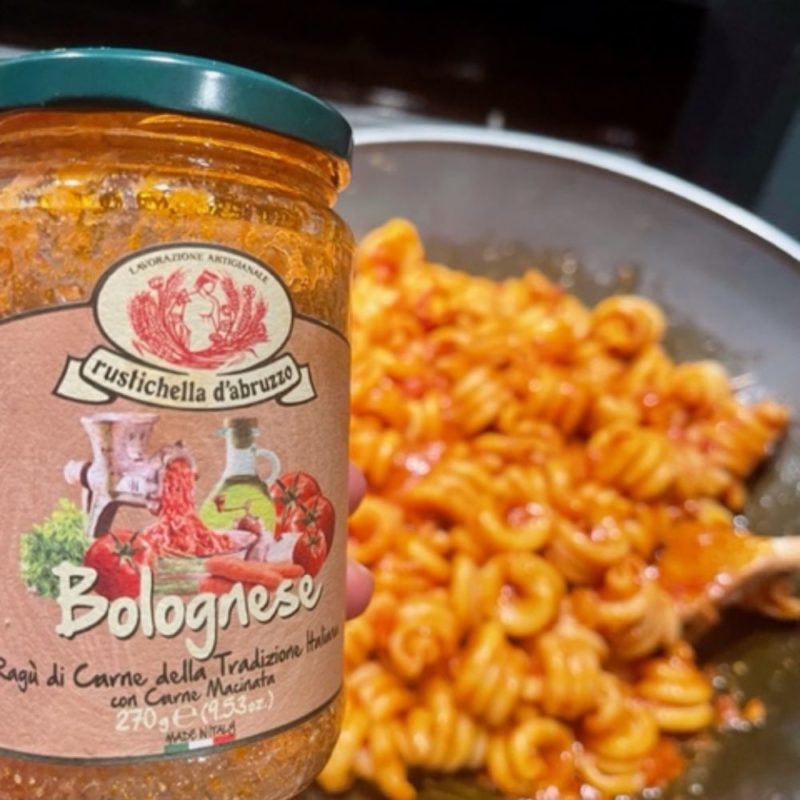Bonne sauce bolognaise tout comme la sauce maison avec de bonnes pâtes artisanales.