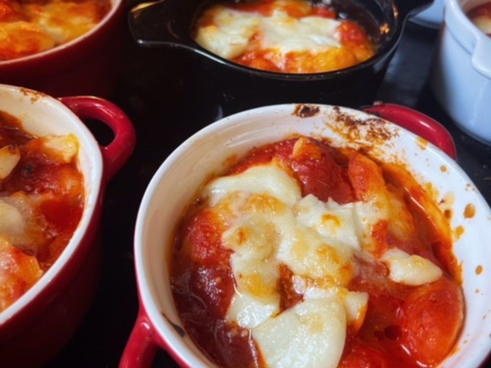 Gnocchi à la sorrentina cuisinés avec les bons gnocchi de Rustichella et la bonne sauce tomate Dama.