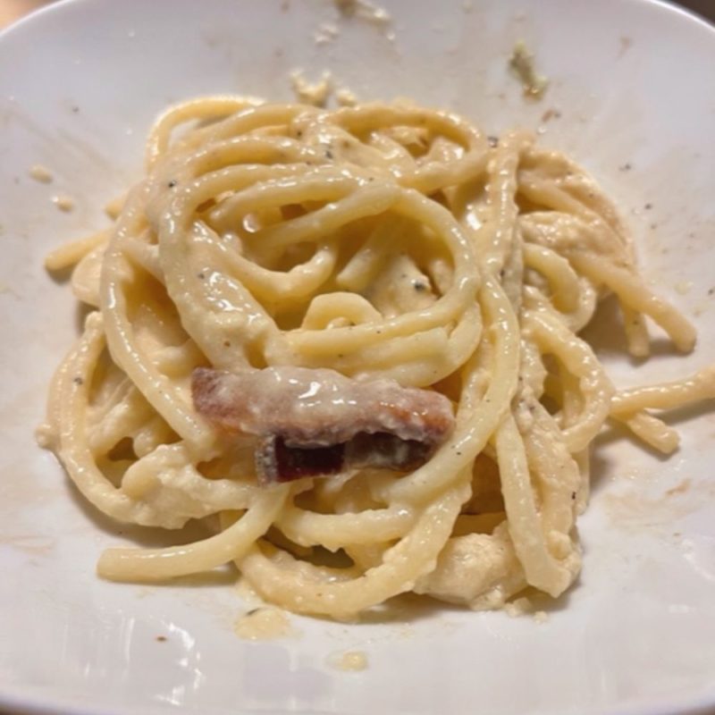 La vraie carbonara à l'italienne se fait avec du guanciale et des spaghettoni.