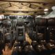 Des fûts en bois permettent de faire vieillir les vinaigres balsamiques comme du bon vin.