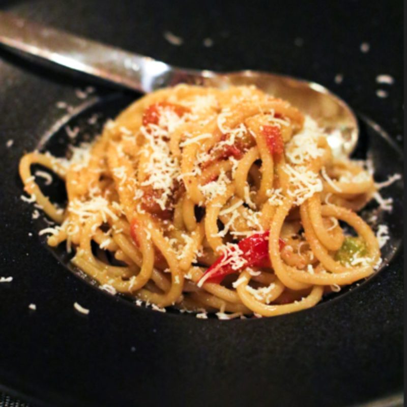Spaghettoni cuisinés à la colatura di alici comme sur la Côte Amalfitaine.