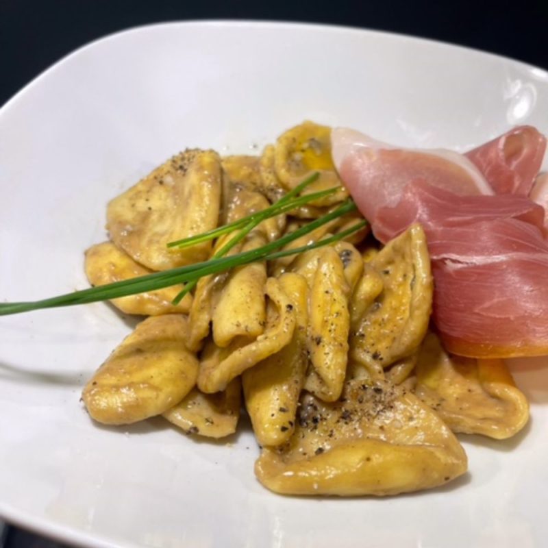 Comment améliorer son plat de pâtes? avec cette bonne sauce aux cèpes et à la truffe Savini Tartufi disponible à la boutique italienne Les Bonnes Pâtes.