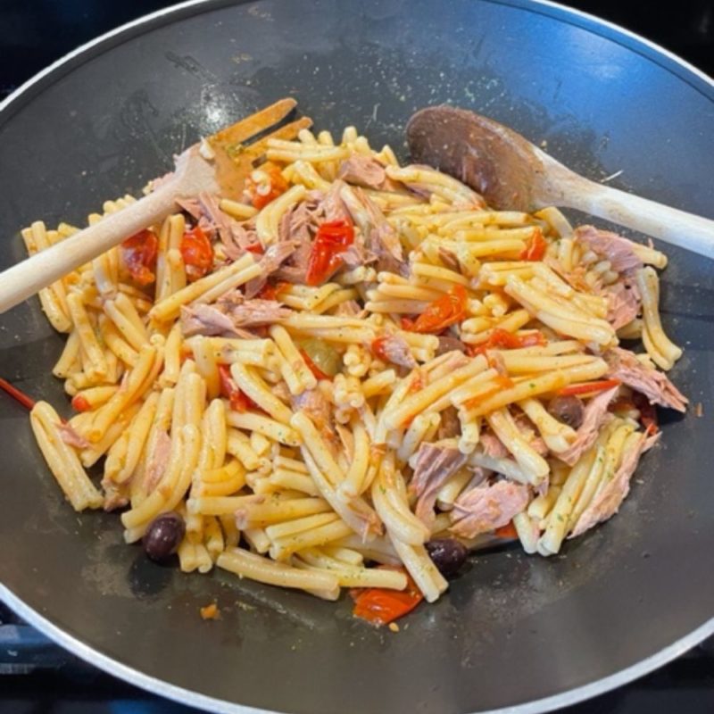La pasta come all'universita se prépare avec du thon de 1ère qualité chez Les Bonnes Pâtes!