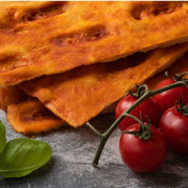 Voilà une recette originale de la focaccia : croquante et napée d'une sauce à la tomate.