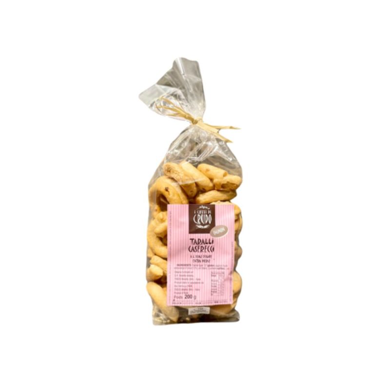 Les petits biscuits ronds typiques des Pouilles sont les taralli. Goûtez ceux à l'oignon, un délice!
