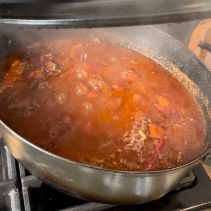 Un bon ragù bolognaise mijote avec tous mes bons ingrédients sélectionnés parmi lesquels la tomate bien sûr.