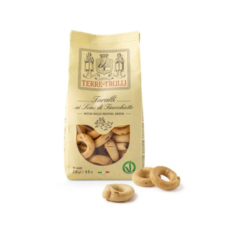 Taralli aux graines de fenouil typiques des Pouilles pour l'apéritif italien.